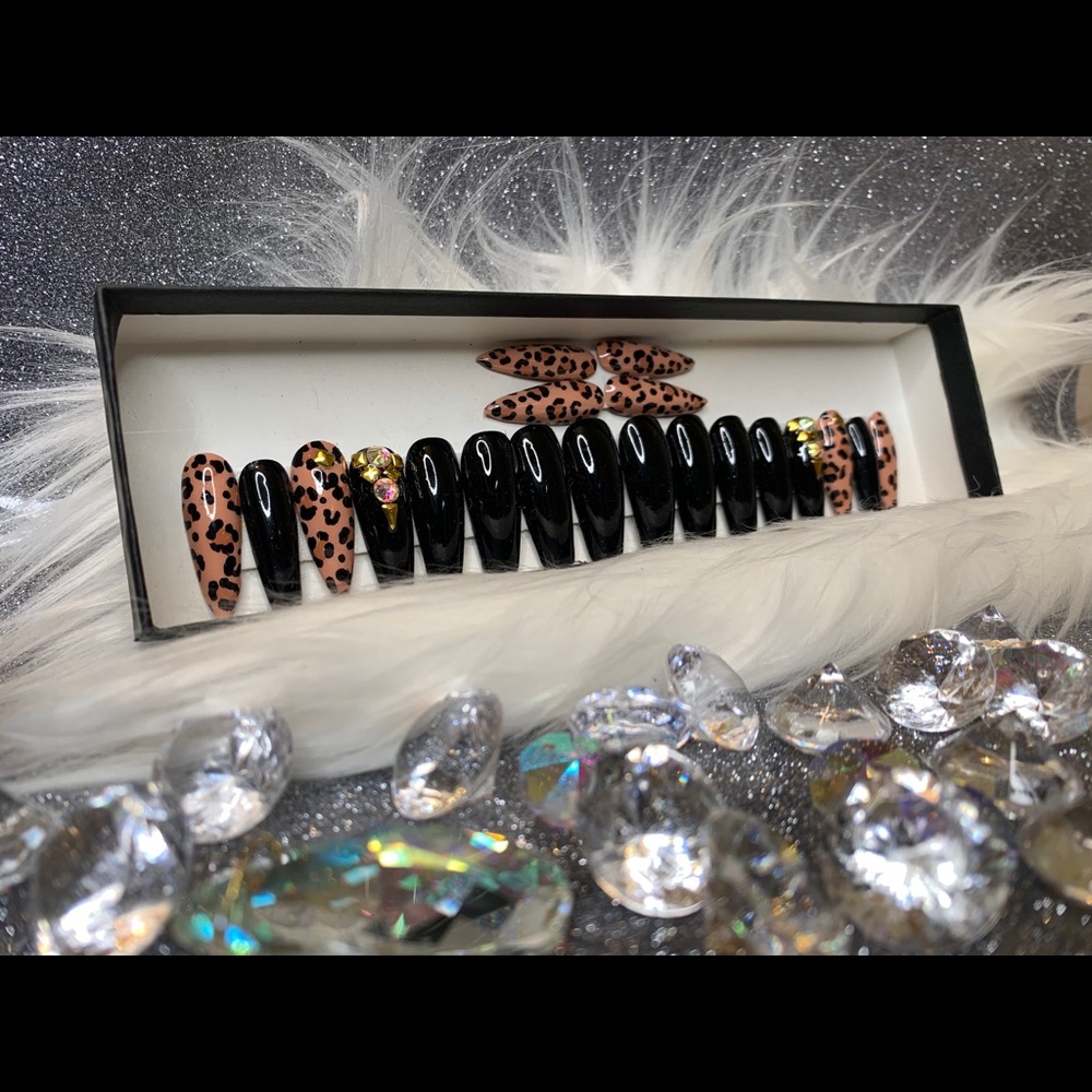 Press on nails. 20 nails With application Kit